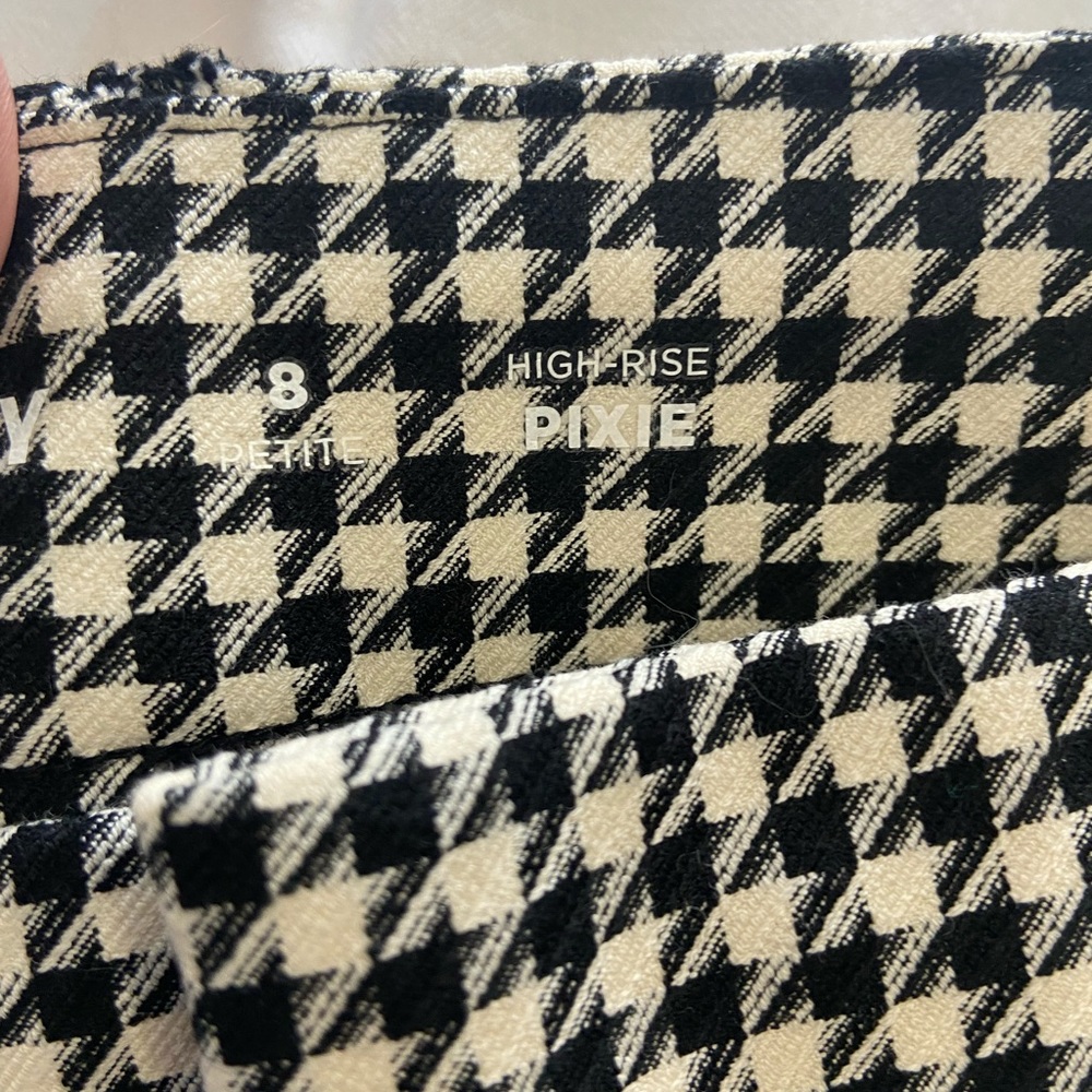 SOLD Old Navy Black & White Pixie Pant - Picture 5 of 9